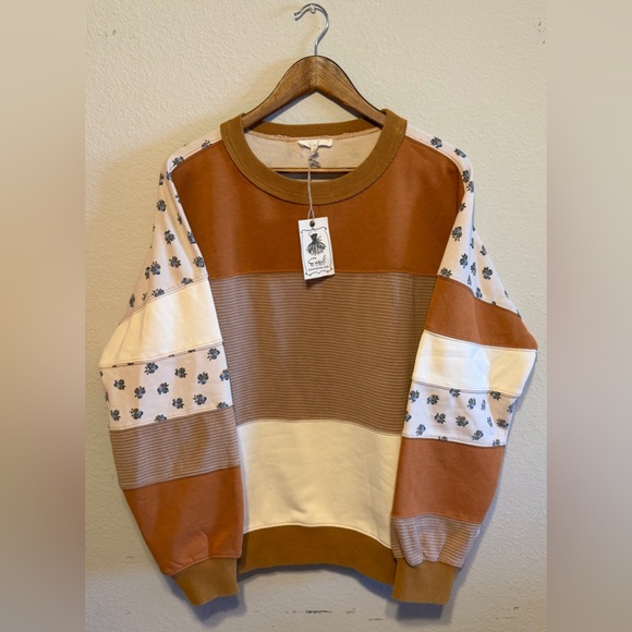 NWT Easel Women's Brown Mustard and Cream Floral Pattern Crewneck- Size Large